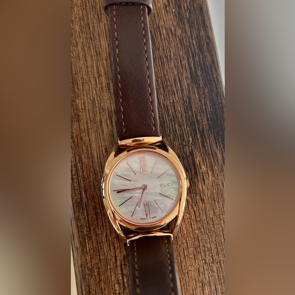 Gucci Women's Watch with Brown Strap and Gold Case - Picture 3 of 5